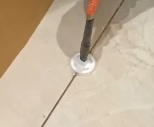 中原瓷砖空鼓维修公司专业解答瓷砖在铺贴过程中，如果没有涂抹均匀到位的粘结材料（如水泥砂浆或瓷砖胶），可能会导致以下问题