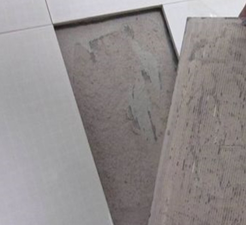 中原瓷砖空鼓维修公司分享瓷砖铺贴时如果打浆（即涂抹在瓷砖背面和基层上的砂浆或瓷砖胶）过少，会带来以下问题